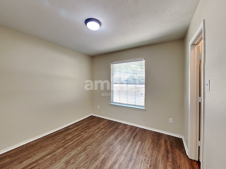 Building Photo - 2020 Fairview Dr