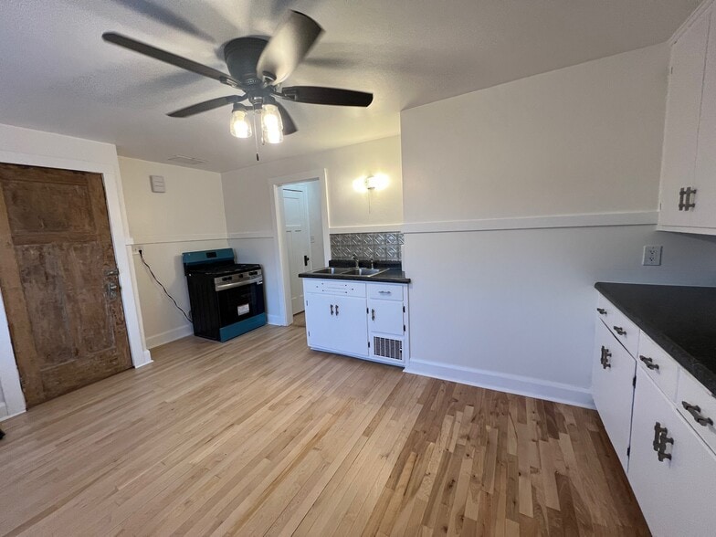 Kitchen- new gas range/oven - 2706 E Morgan Ave