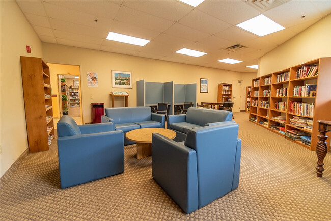 Building Photo - 9500 N Hollybrook Lake Dr