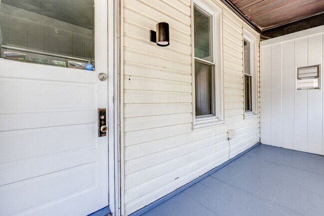Building Photo - AVAILABLE NOW - Beautifully RENOVATED 3 Bedroom Home w/ TONS of Natural Light!