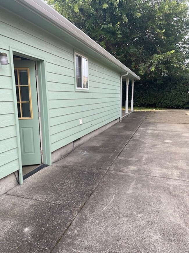 Building Photo - Quiet Peaceful 3 bedroom 2 bath Single Lev...