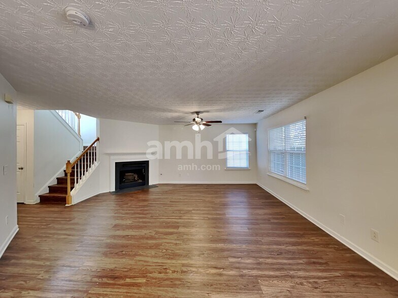 Building Photo - 330 Meadows Ln