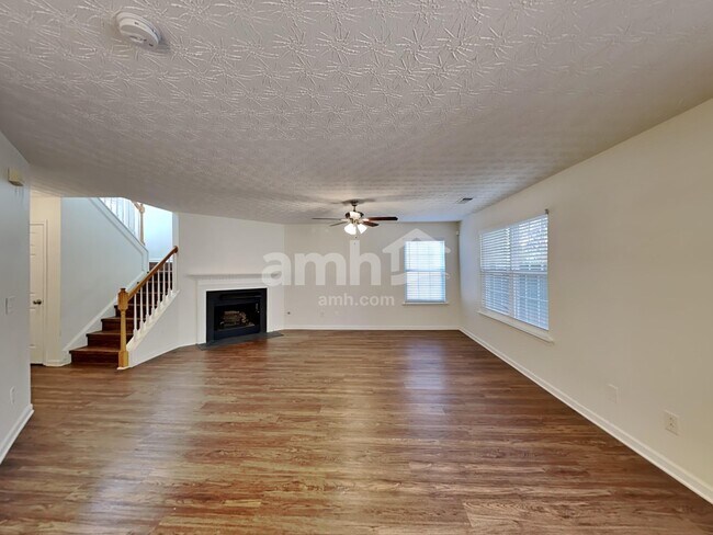 Building Photo - 330 Meadows Ln