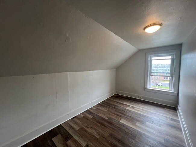 Building Photo - 1305 Merrill Ave