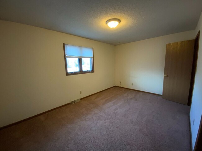 Building Photo - 4 Bedroom 3 Bath Condo