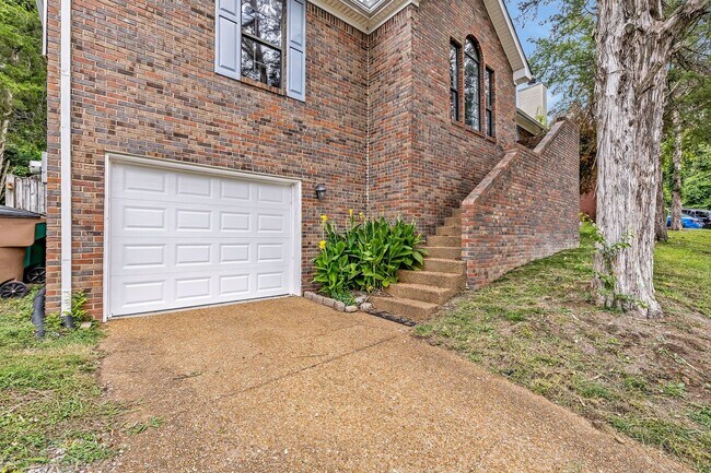 Building Photo - 3 bedroom/2 bathroom Home