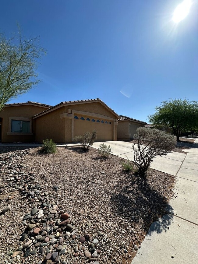 Building Photo - Beautiful 3 Bed 2 Bath House!!