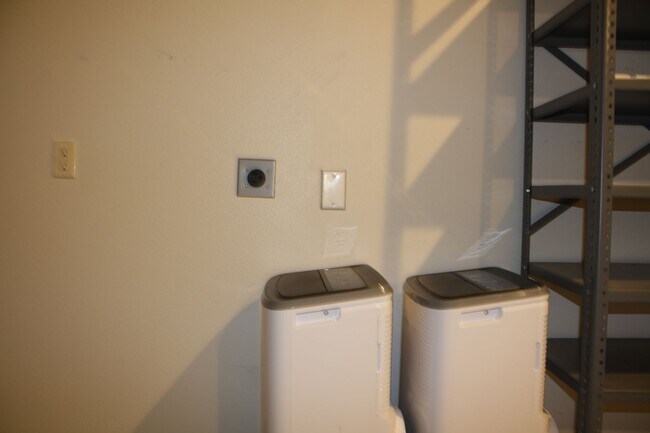 Building Photo - 3 bdrm, 2.5 Bath, 2 car Garage, Gas heat, ...