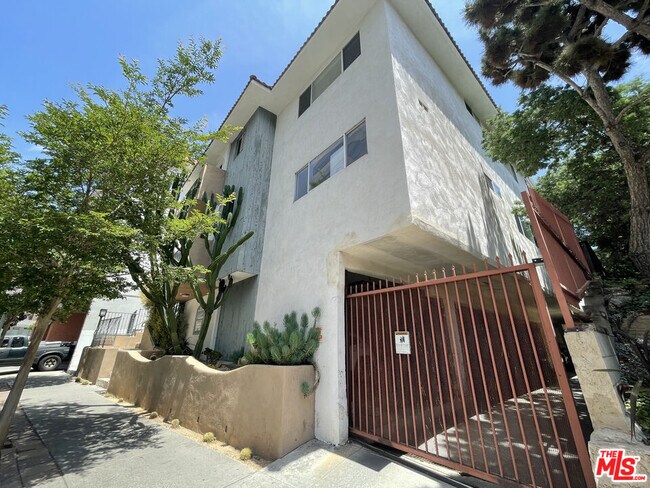 Building Photo - 1218 McClellan Dr