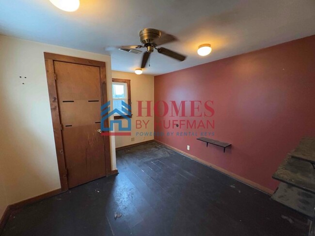 Building Photo - Three Bedroom | Two Bath | Detached Garage