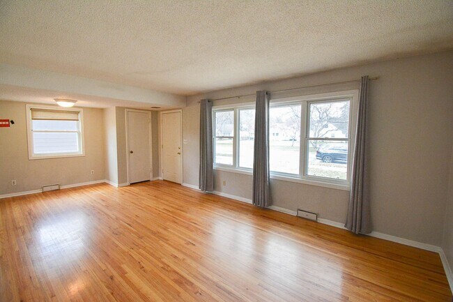 Building Photo - Charming SW Rochester home with fenced yard!