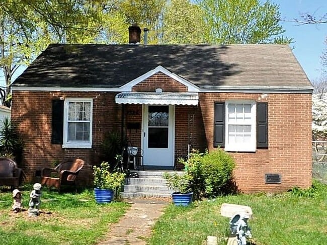 Building Photo - Two bedroom one bath