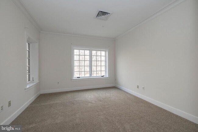 Building Photo - 510 Wellington Square