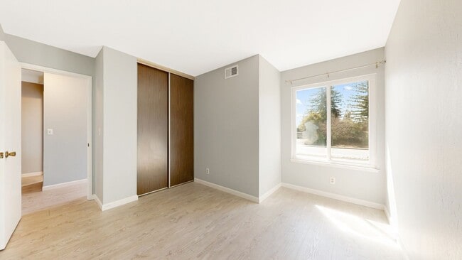 Building Photo - Sunnyvale Townhome, 3 beds 1.5 baths, Nice...