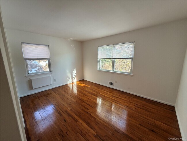 Building Photo - 86 McLoughlin St