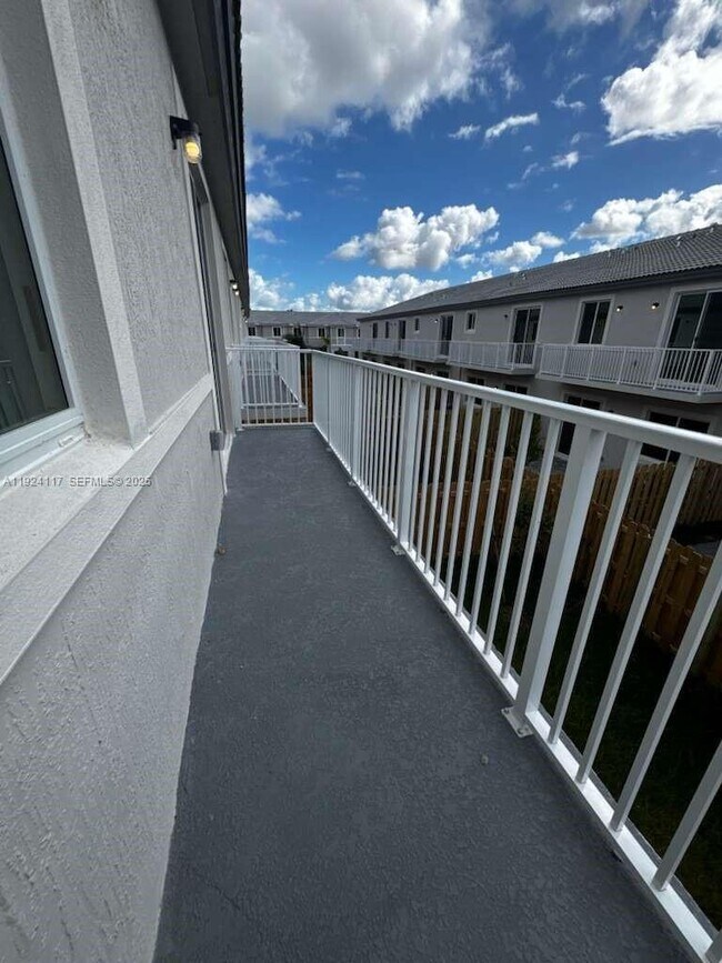 Building Photo - 632 SE 14th Ct