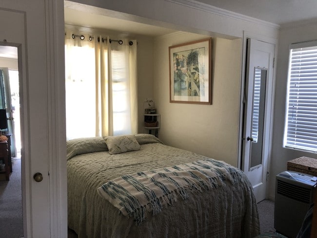 Building Photo - 343 E Thomson Ave