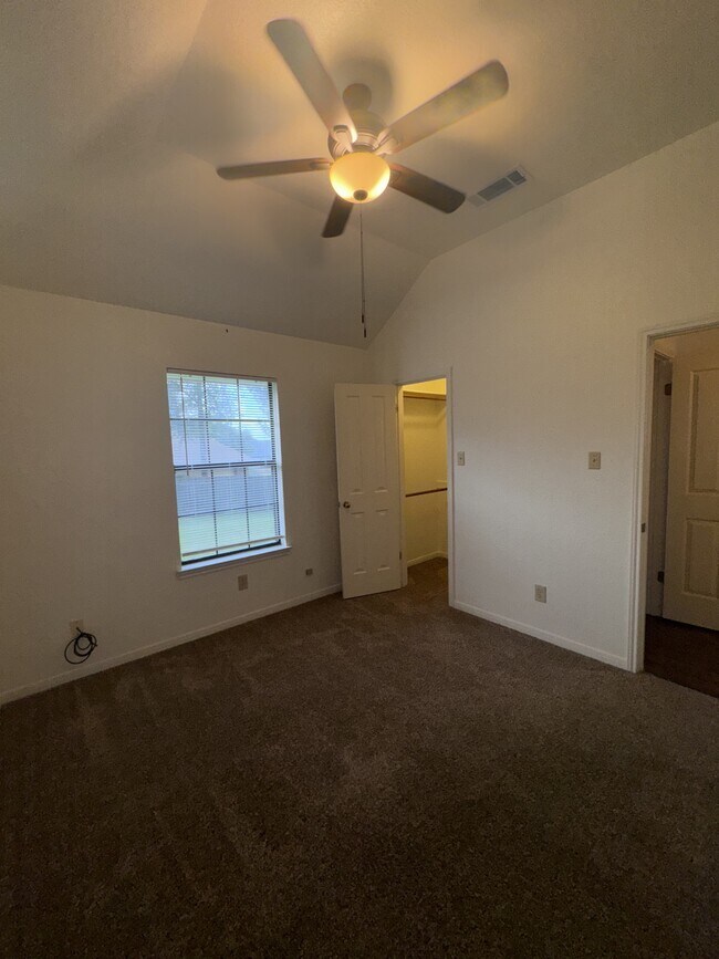 Building Photo - 1801 Thomas Ct