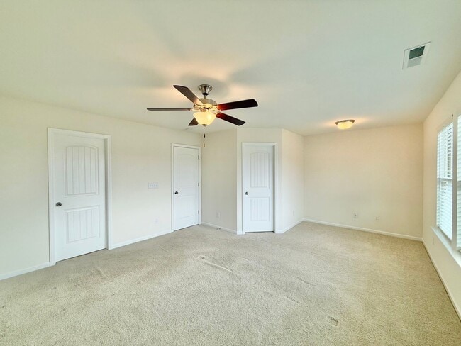 Building Photo - Stunning 3BD, 2.5BA End Unit Townhome in t...