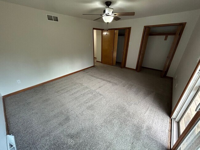 Building Photo - 2 bedroom, 1.5 bath Townhouse