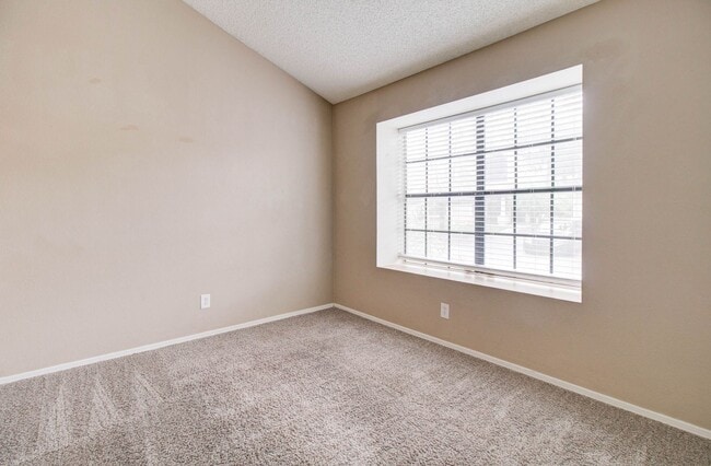 Building Photo - 921 W University Dr