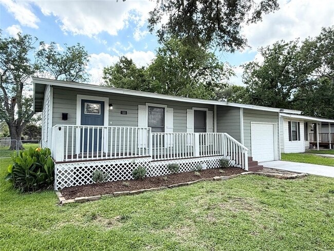 Primary Photo - 322 Azalea St