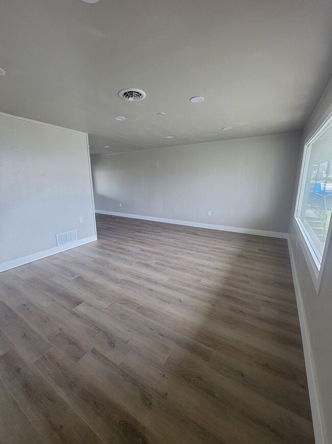 Building Photo - Updated 3-Bedroom Duplex in Richland with ...