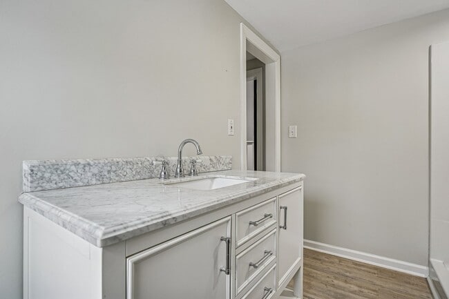 Building Photo - 68 Valley Rd