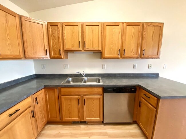 Building Photo - 3 bed Twinhome!!