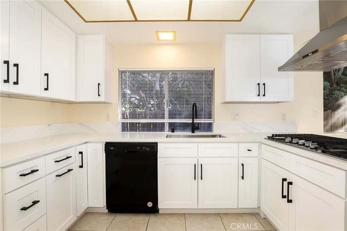 Building Photo - 20017 Hemmingway St