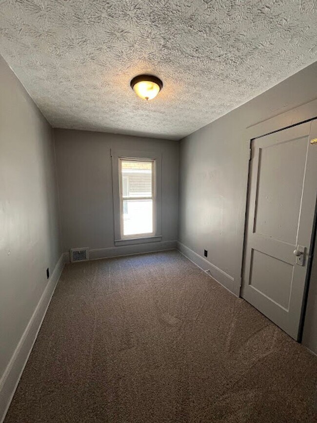 Building Photo - 3 Bedroom 1 Bathroom Home Rent Ready