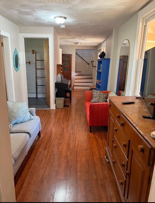 Building Photo - 10 Meadow St