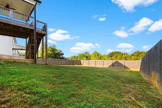 Building Photo - Pet Friendly Four Bedroom with Basement!