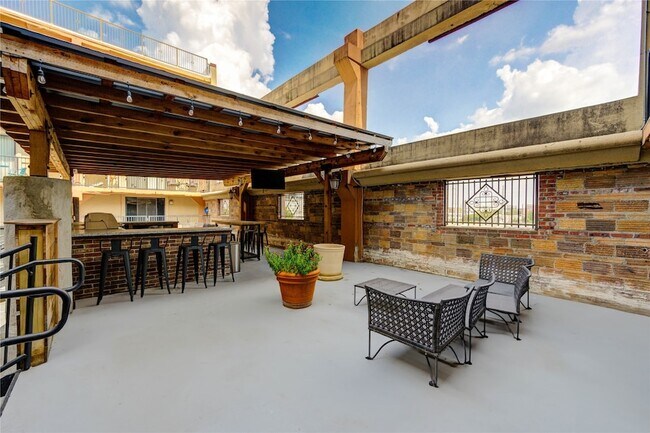 Building Photo - 2205 McKinney St