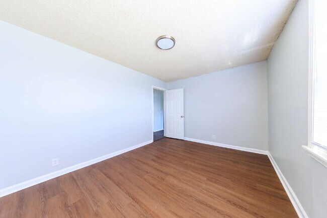 Building Photo - NOW AVAILABLE!!  Affordable Renovated 2 Bed, 1 Bath Unit for Lease!!