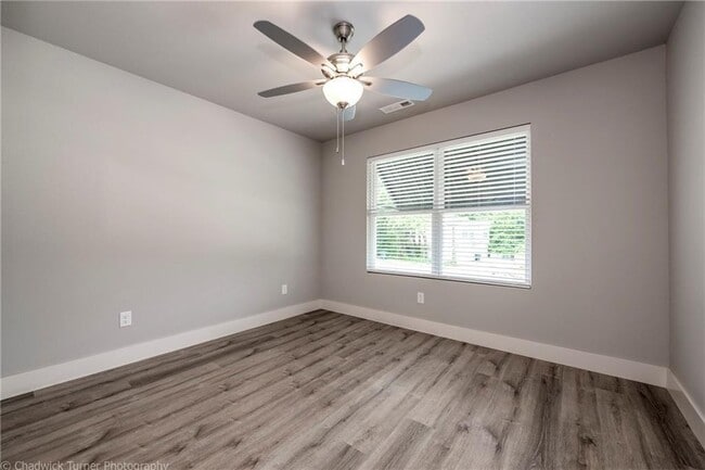 Building Photo - 1510 N Gregg Ave