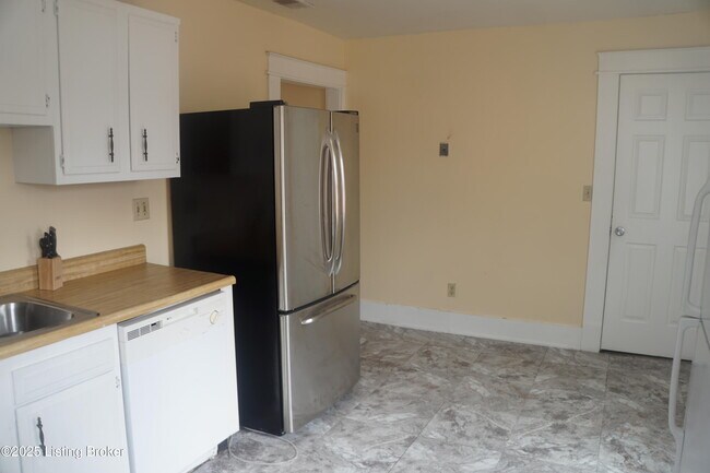 Building Photo - 226 W Burnett Ave