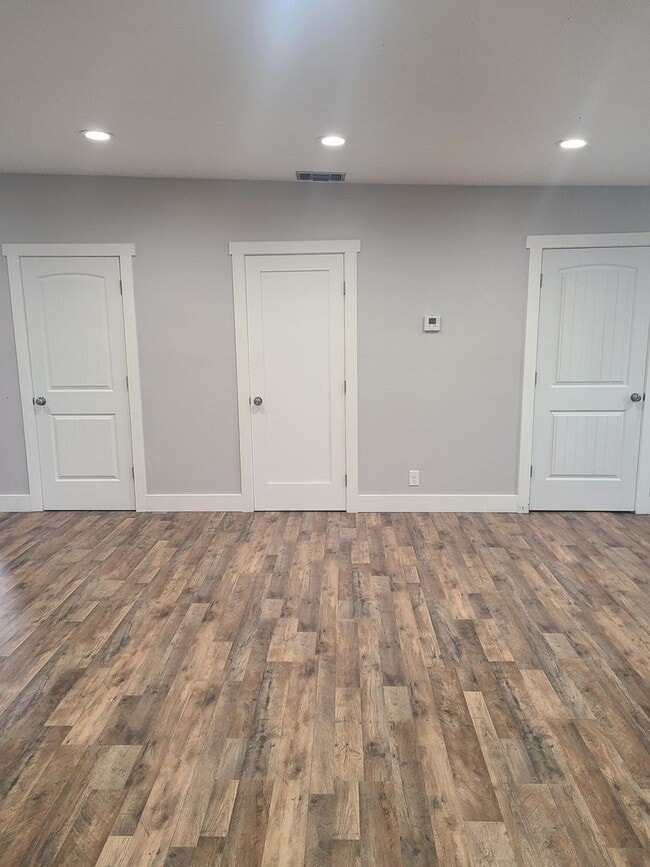 Building Photo - 17th St 6 Plex