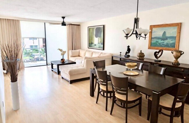 Building Photo - 2841 Somerset Dr