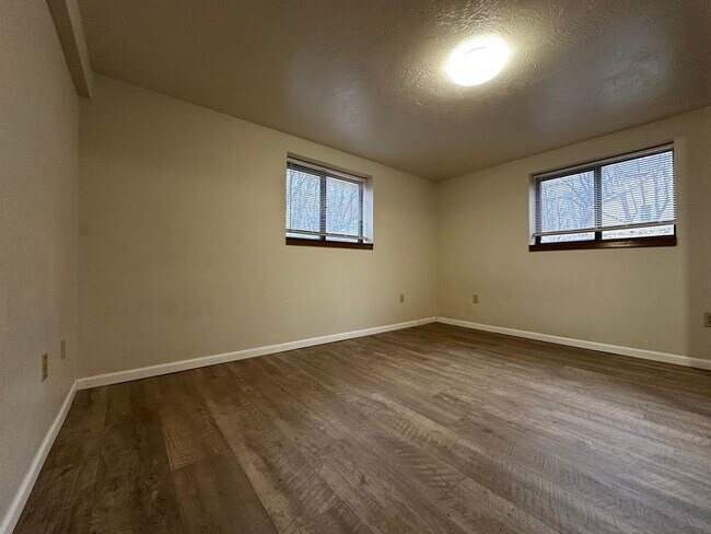 Building Photo - E432 Bay Ln