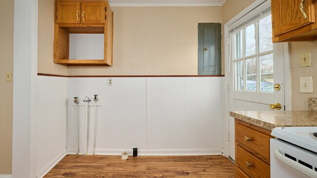 Building Photo - For Rent: 2BR, 1BA duplex (Do not apply without speaking with us first.)