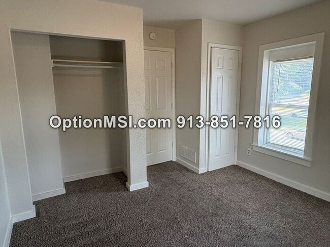 Building Photo - Freshly updated half-duplex