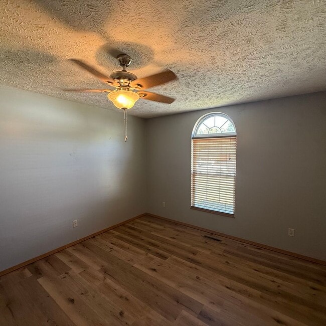 Building Photo - Beautiful 3 bedroom 2 Bathroom home in Wil...
