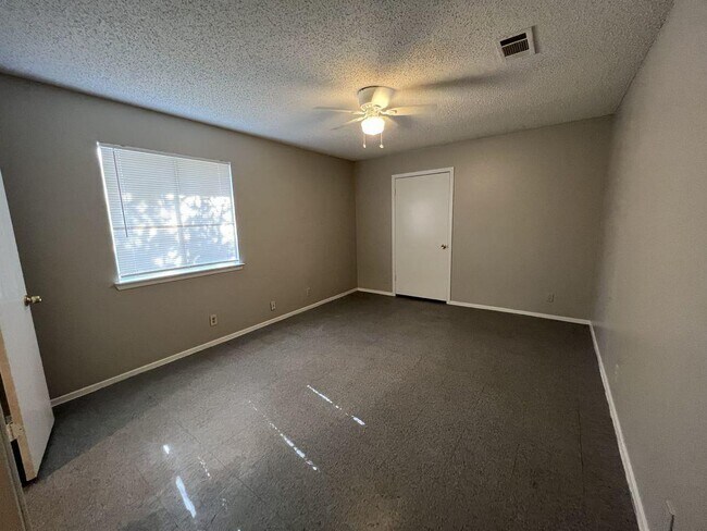 Building Photo - 507 Thelma Dr