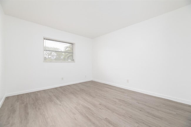 Building Photo - 1401 NE 17th Ct