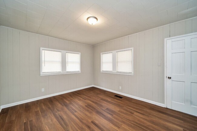 Building Photo - Move in Promo: $250 Off First Month's Rent!