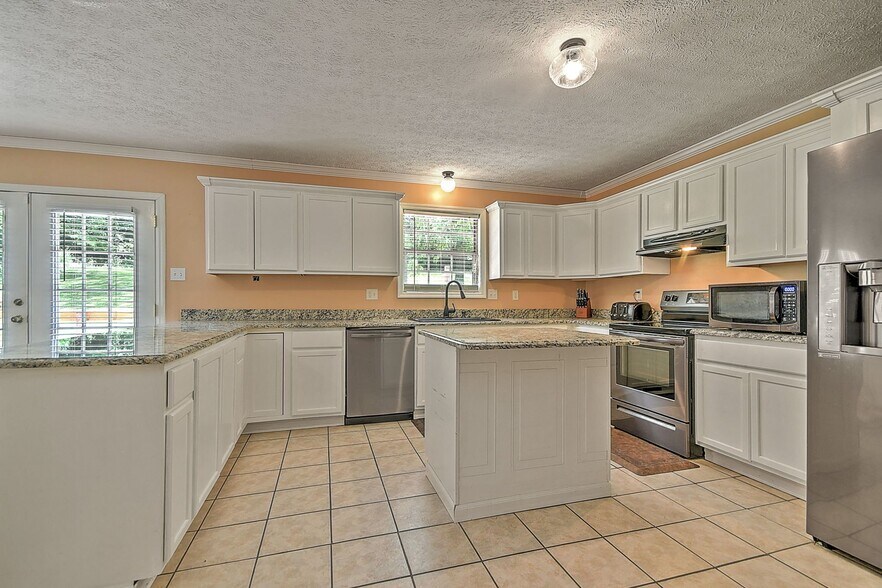 Building Photo - 185 Woodland Cir
