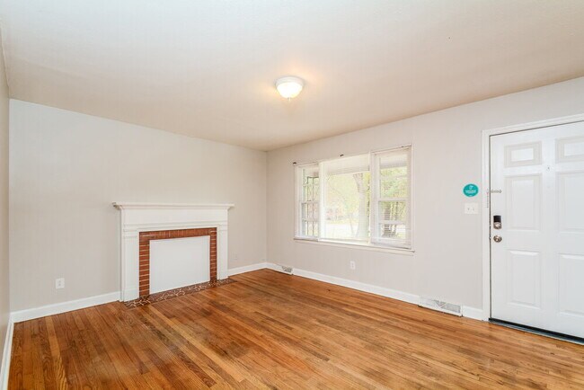 Building Photo - 110 E Crestview Dr