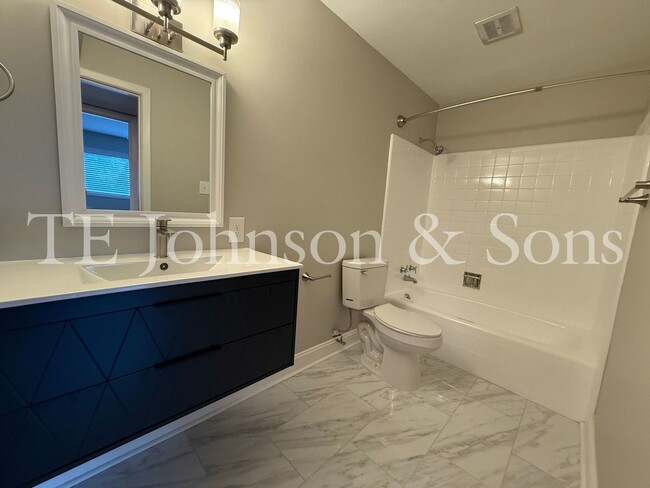 Building Photo - 2 Bedroom Salem View Apartment!