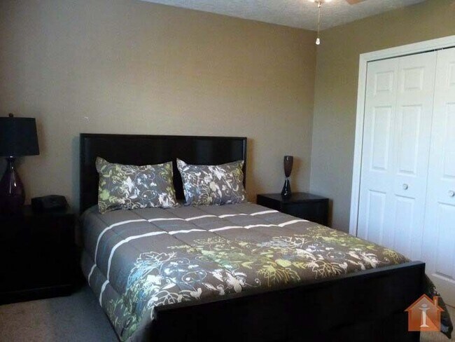 Building Photo - Pinon Bluffs Executive Suite Fully Furnished